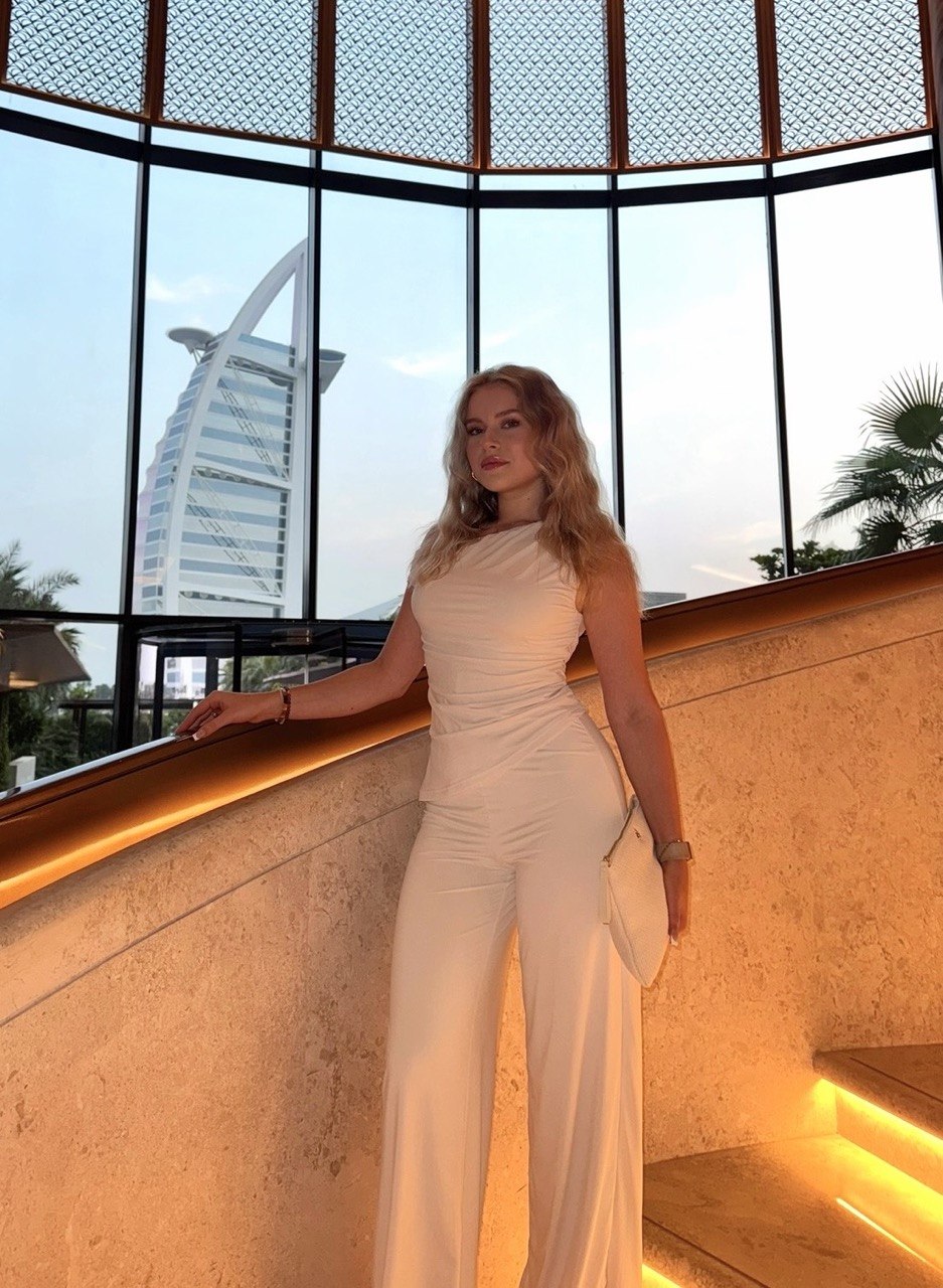 Aleksa in Dubai, in front of the Burj Al Arab